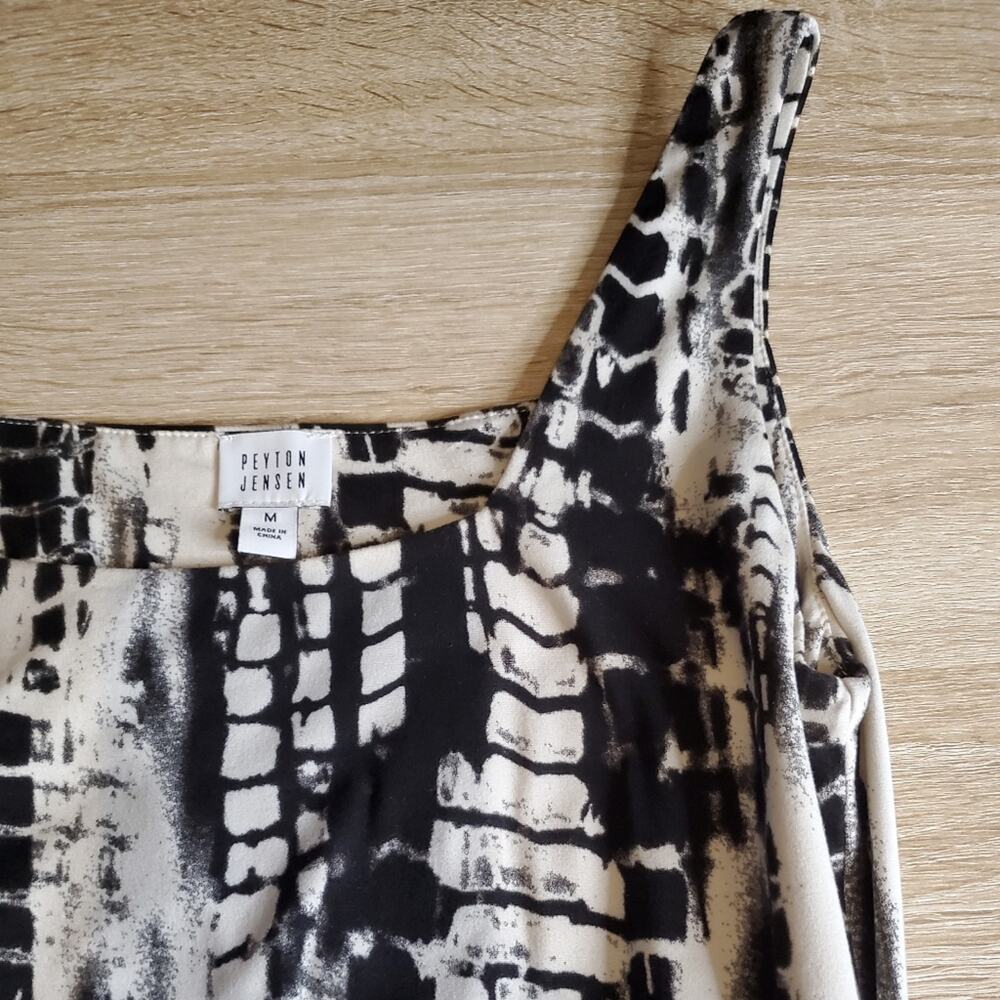 Elegant Monochrome Jumpsuit - Picture 7 of 12